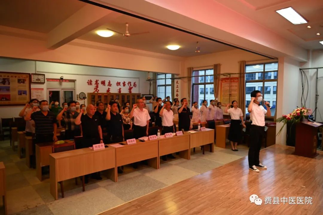 全體醫師進行宣誓.jpg 全體醫師進行宣誓.jpg